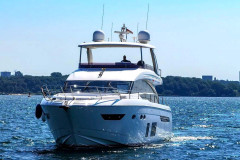 Yachtueberfuehrung-Motoryacht-gross