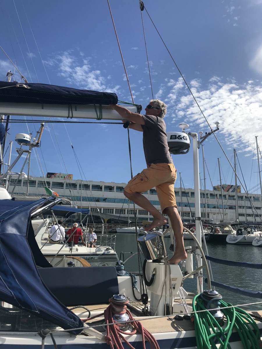 Der Skipper klariert das Großsegel in Lissabon