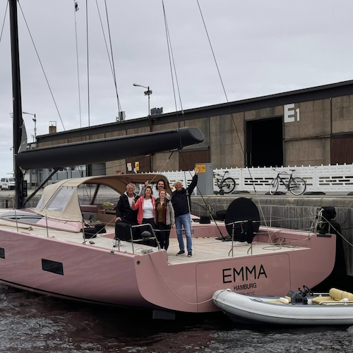 Crew auf großer Segelyacht