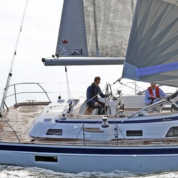 Skipper segelt eine Yacht