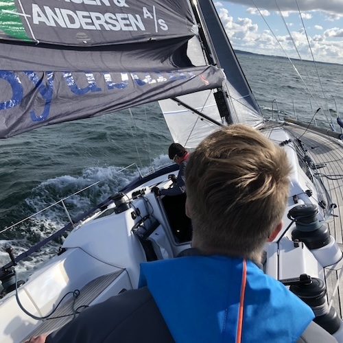 Skipper steuert Segelyacht