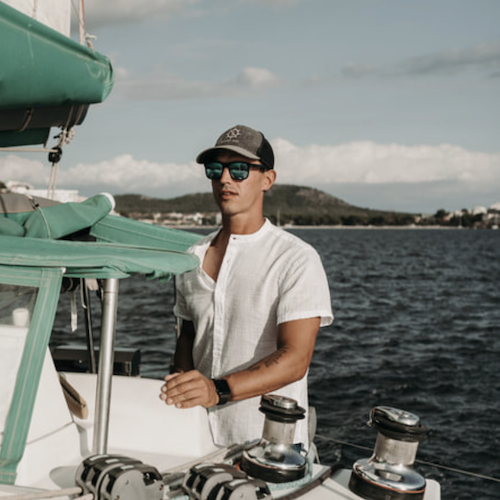 Skipper steuert eine Segelyacht auf dem Meer