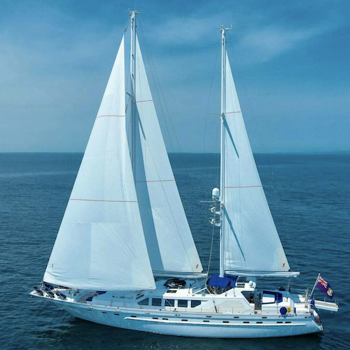 Eine Yacht segelt auf offenem Meer